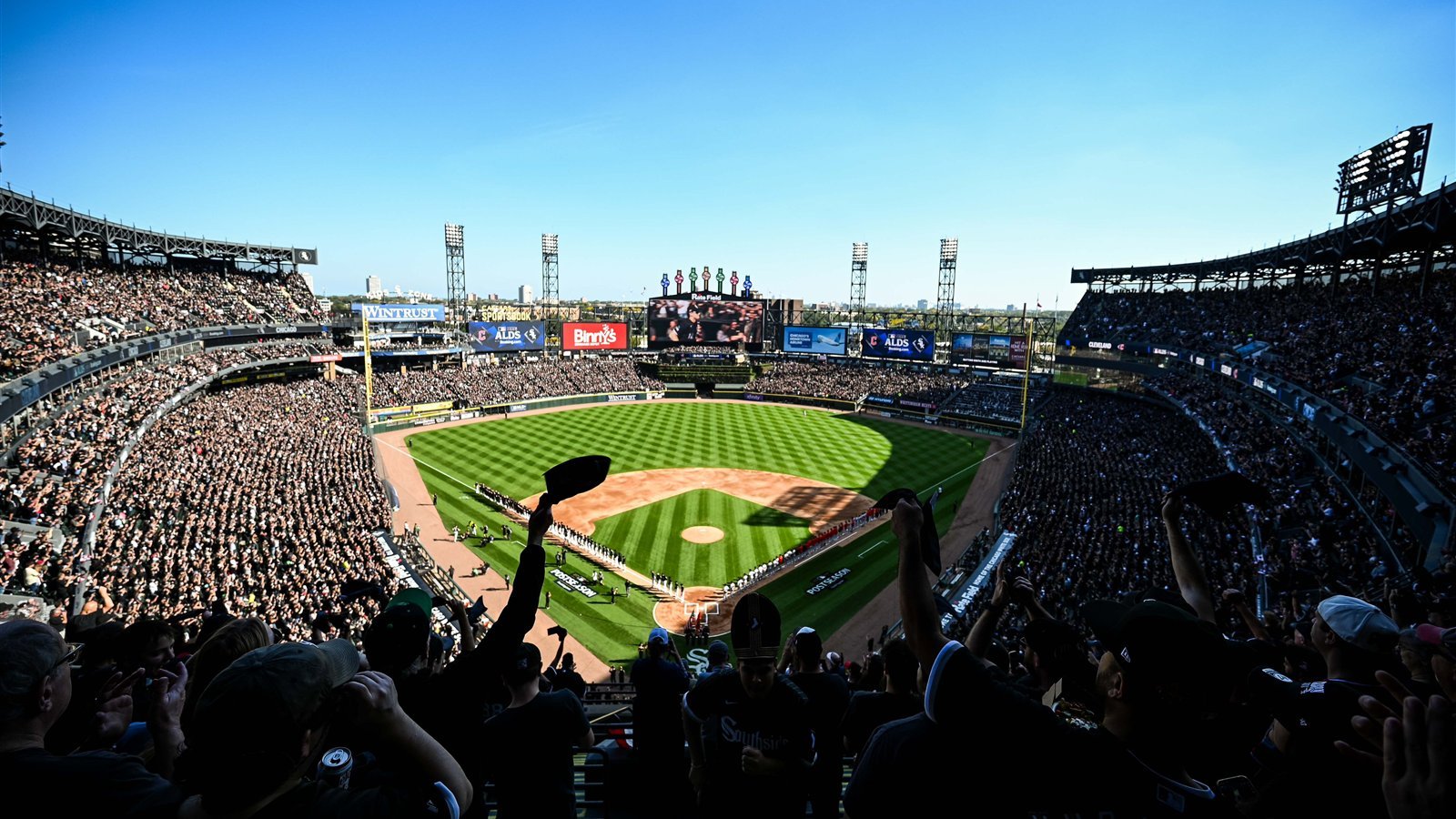 Vista panorámica del Rate Field de Chicago lleno durante la presentación de los equipos en la Serie Divisional entre White Sox y Guardians.