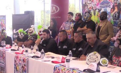 Conferencia de prensa de Guerra de Dinastías, la función de lucha libre de GM Lucha Libre Zacatecas, con luchadores enmascarados y los cinturones
