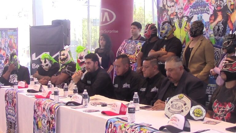 Conferencia de prensa de Guerra de Dinastías, la función de lucha libre de GM Lucha Libre Zacatecas, con luchadores enmascarados y los cinturones
