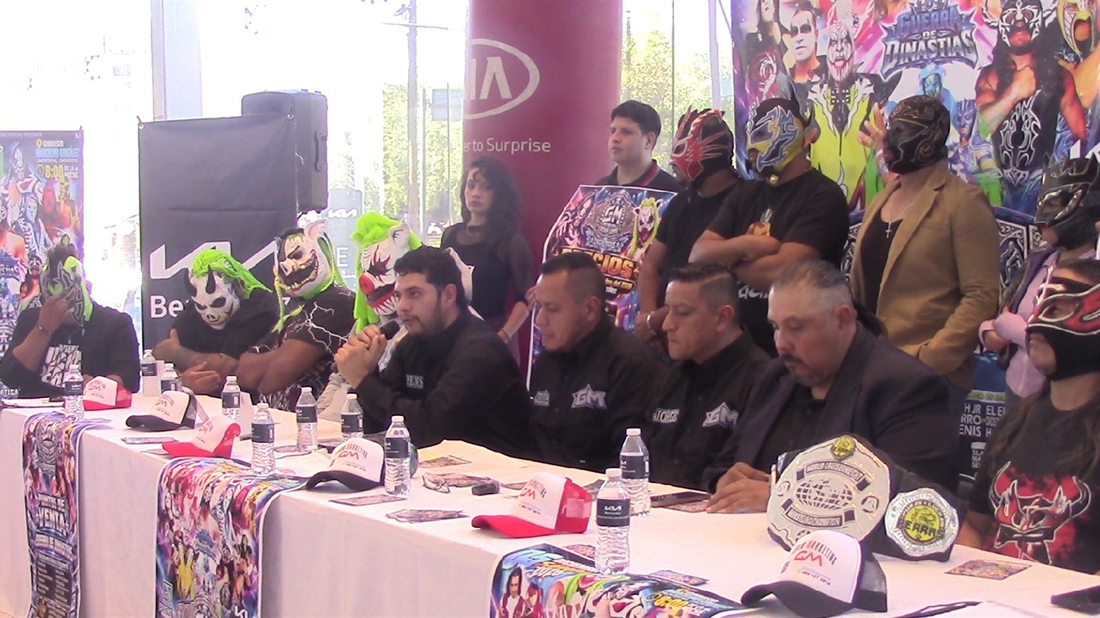 Conferencia de prensa de Guerra de Dinastías, la función de lucha libre de GM Lucha Libre Zacatecas, con luchadores enmascarados y los cinturones
