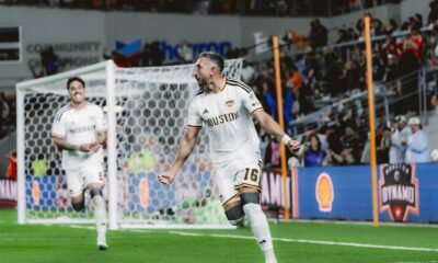 Héctor Herrera, del Houston Dynamo, celebra su gol de cabeza ante el FC Dallas
