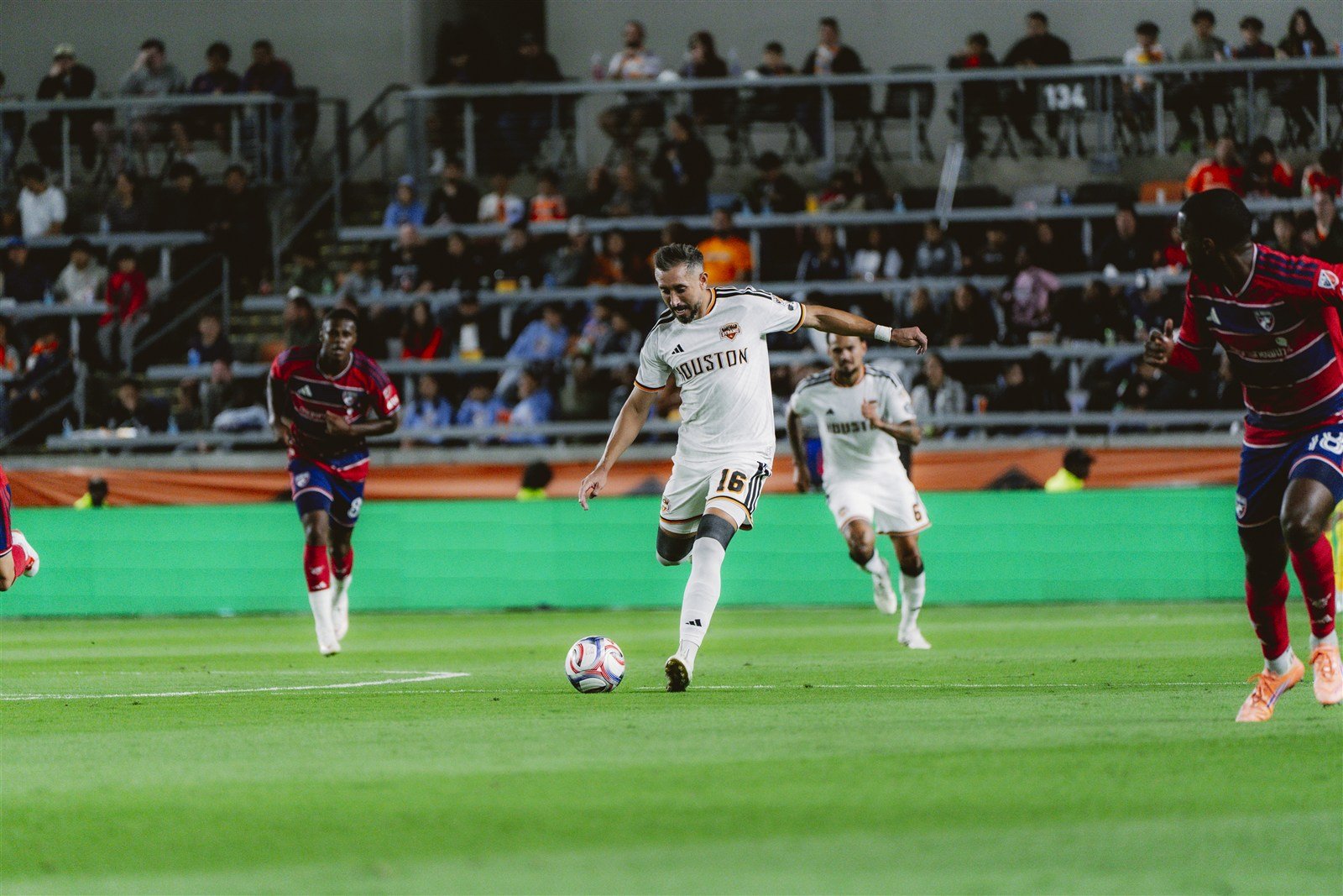 Héctor Herrera, del Houston Dynamo, conduce el balón ante el FC Dallas en el Shell Energy Stadium