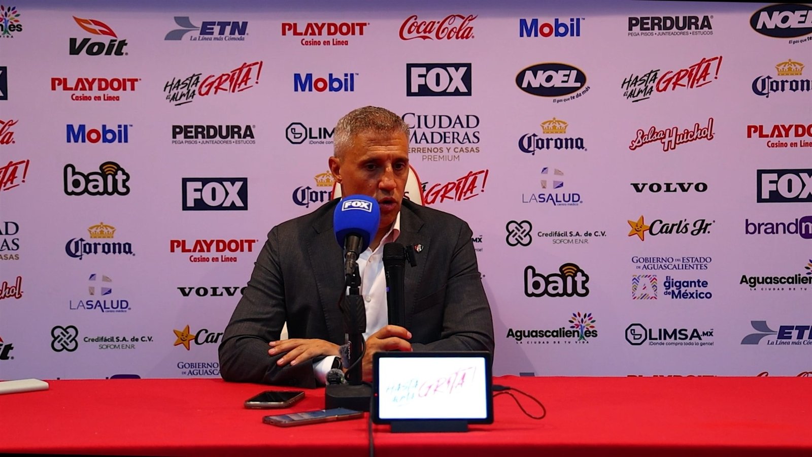 Hernán Crespo, entrenador del Atlas, habla en la conferencia de prensa posterior al partido ante el Necaxa
