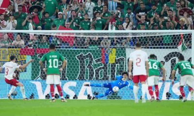 Homenaje a Memo Ochoa: el portero mexicano ataja un penalti ante Polonia en el Mundial de Qatar 2022, en una imagen de archivo.