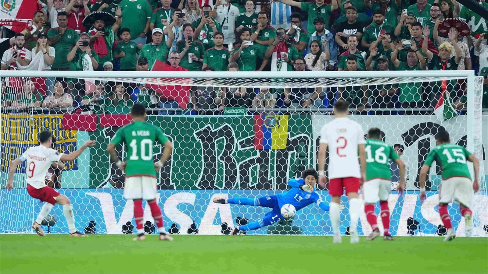 Homenaje a Memo Ochoa: el portero mexicano ataja un penalti ante Polonia en el Mundial de Qatar 2022, en una imagen de archivo.