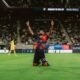 Guilherme, del Houston Dynamo con el número 20, celebra de rodillas con los dos índices hacia el cielo tras un gol en el Snapdragon Stadium, con el portero de San Diego FC al fondo.