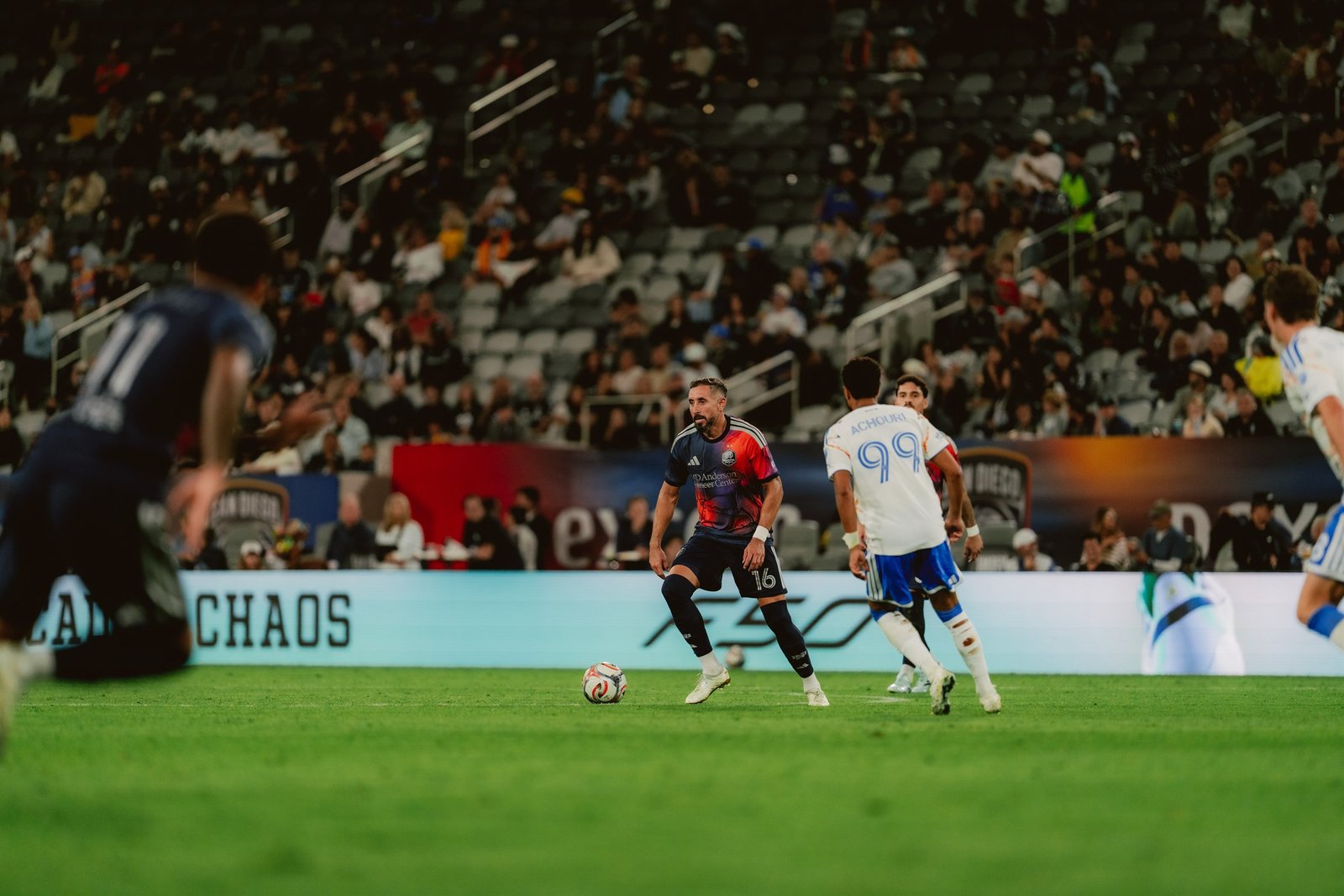 Héctor Herrera, con el número 16 del Houston Dynamo, controla el balón ante la marca de un jugador de San Diego FC en el Snapdragon Stadium.
