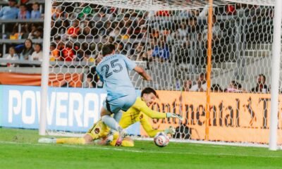 El portero Jonathan Bond, de Houston Dynamo, ataja a los pies de Nectarios Triantis, de Minnesota United, en el Shell Energy Stadium