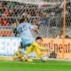 El portero Jonathan Bond, de Houston Dynamo, ataja a los pies de Nectarios Triantis, de Minnesota United, en el Shell Energy Stadium