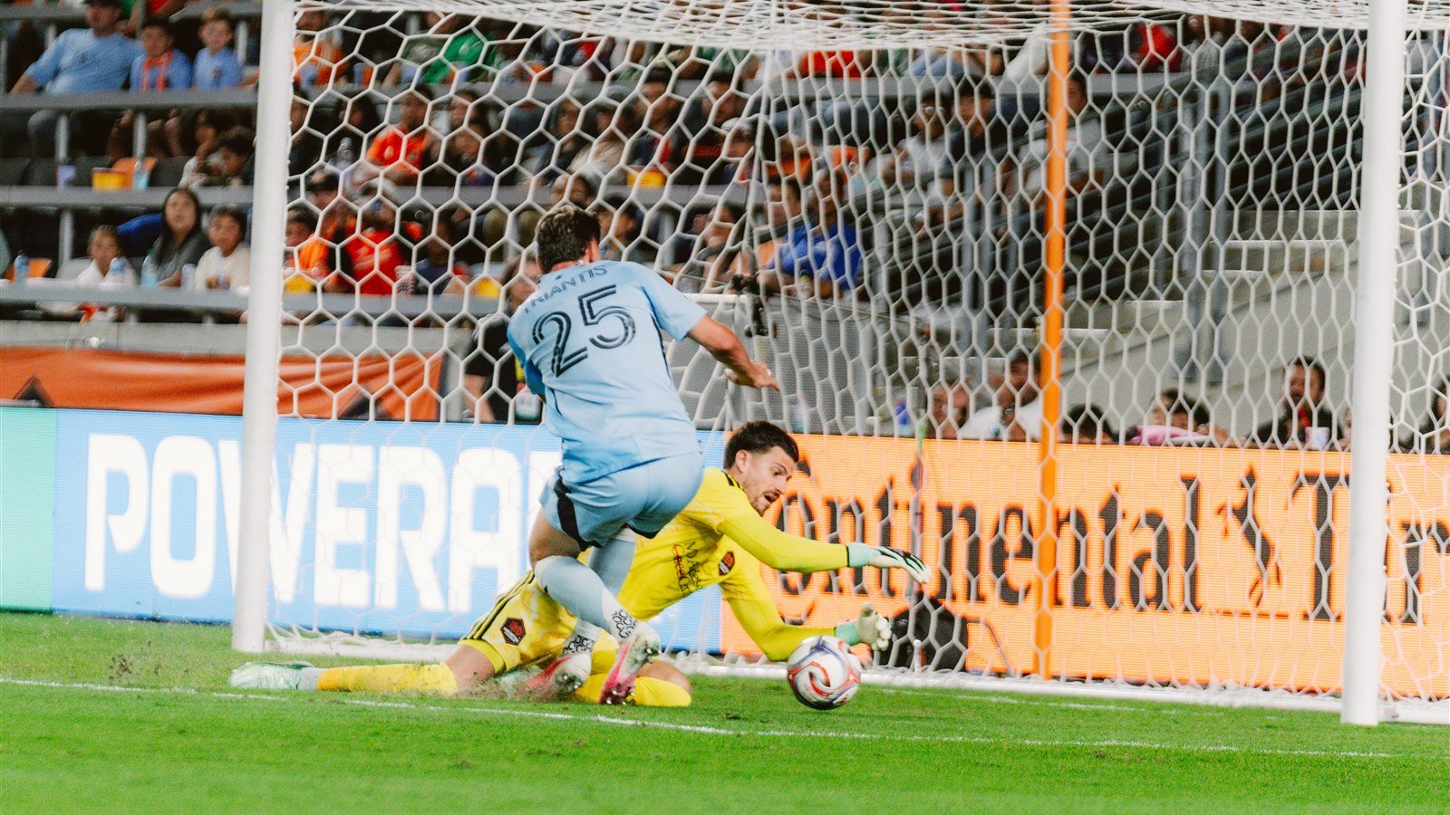 El portero Jonathan Bond, de Houston Dynamo, ataja a los pies de Nectarios Triantis, de Minnesota United, en el Shell Energy Stadium