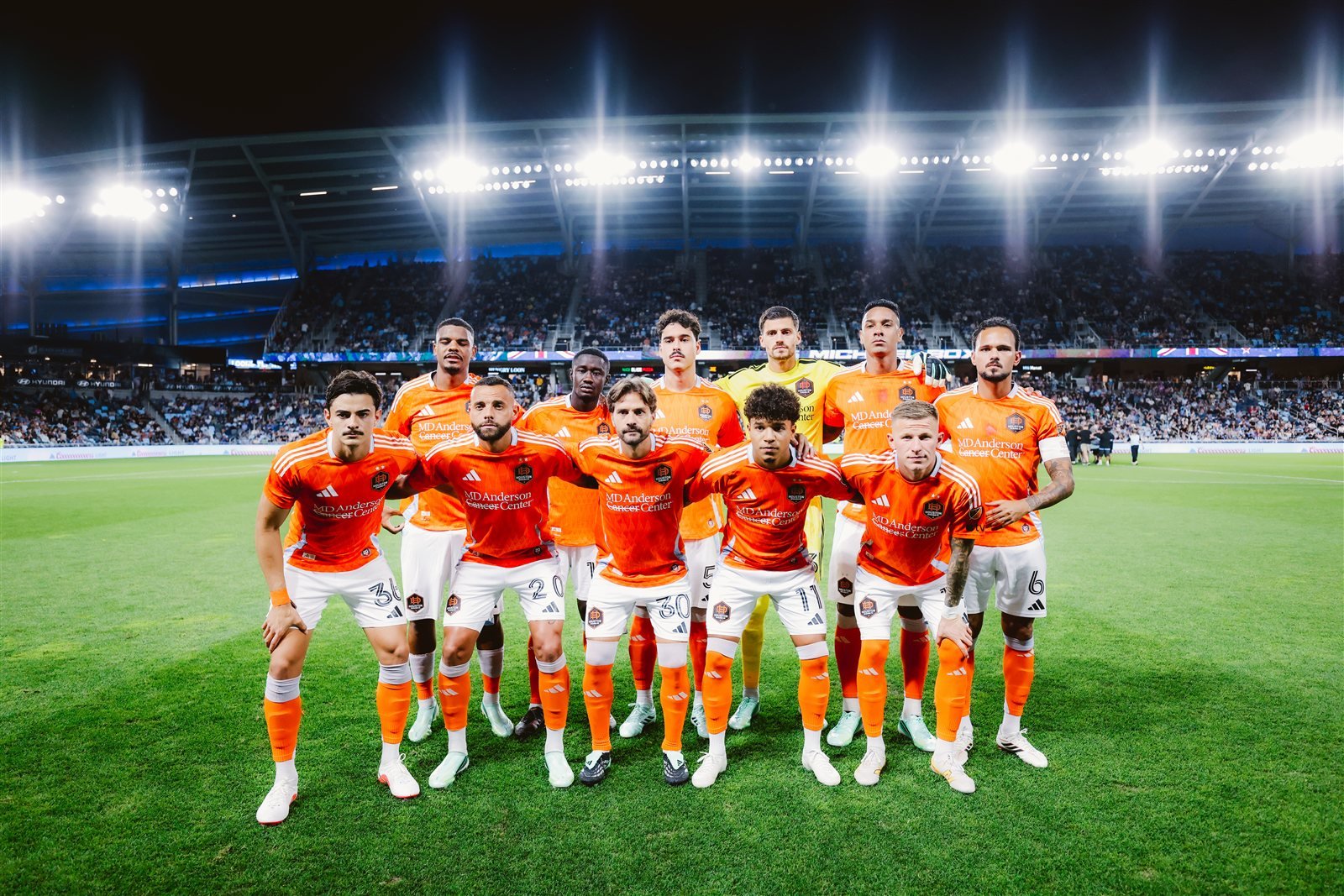 El once inicial del Houston Dynamo posa en el campo del Allianz Field antes del partido ante Minnesota United.