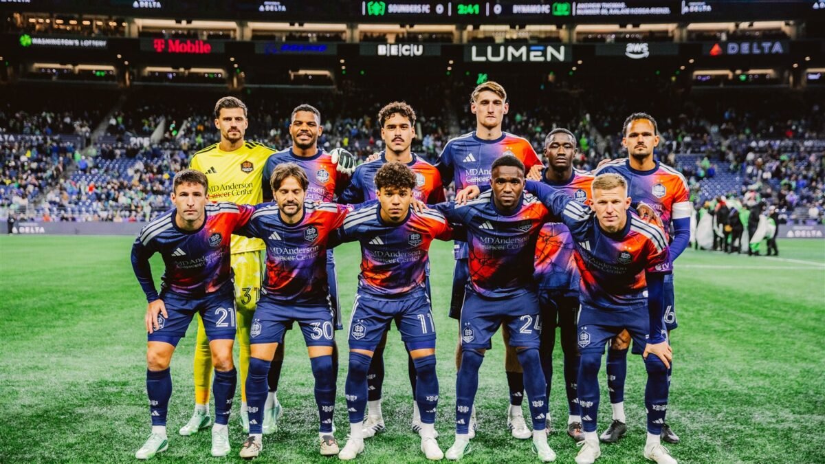 Los once titulares del Houston Dynamo posan antes del partido ante Seattle Sounders en el Lumen Field