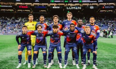 Los once titulares del Houston Dynamo posan antes del partido ante Seattle Sounders en el Lumen Field