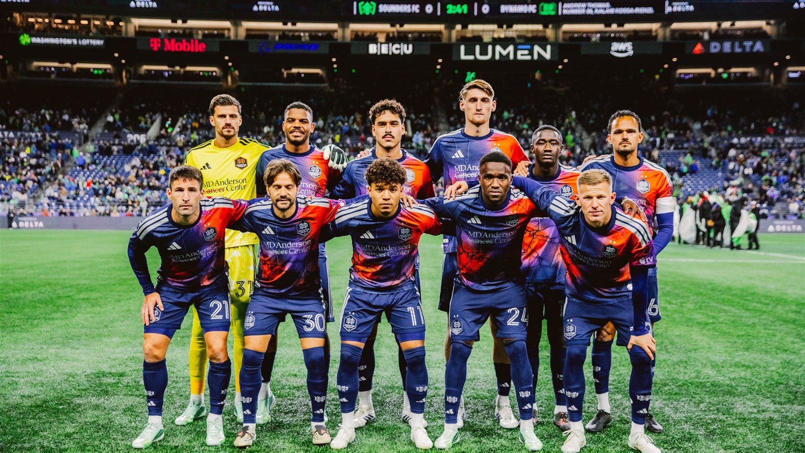 Los once titulares del Houston Dynamo posan antes del partido ante Seattle Sounders en el Lumen Field