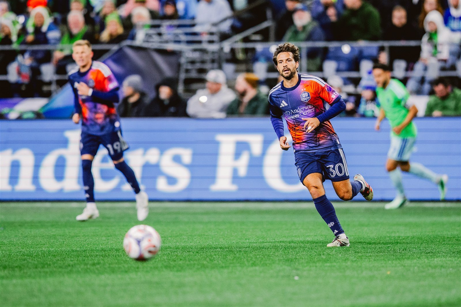 Un jugador del Houston Dynamo corre tras el balón durante el partido ante Seattle Sounders en el Lumen Field
