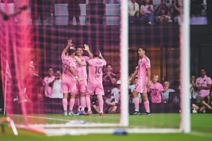 Germán Berterame, Luis Suárez y Lionel Messi celebran un gol de Inter Miami ante D.C. United en el Nu Stadium.