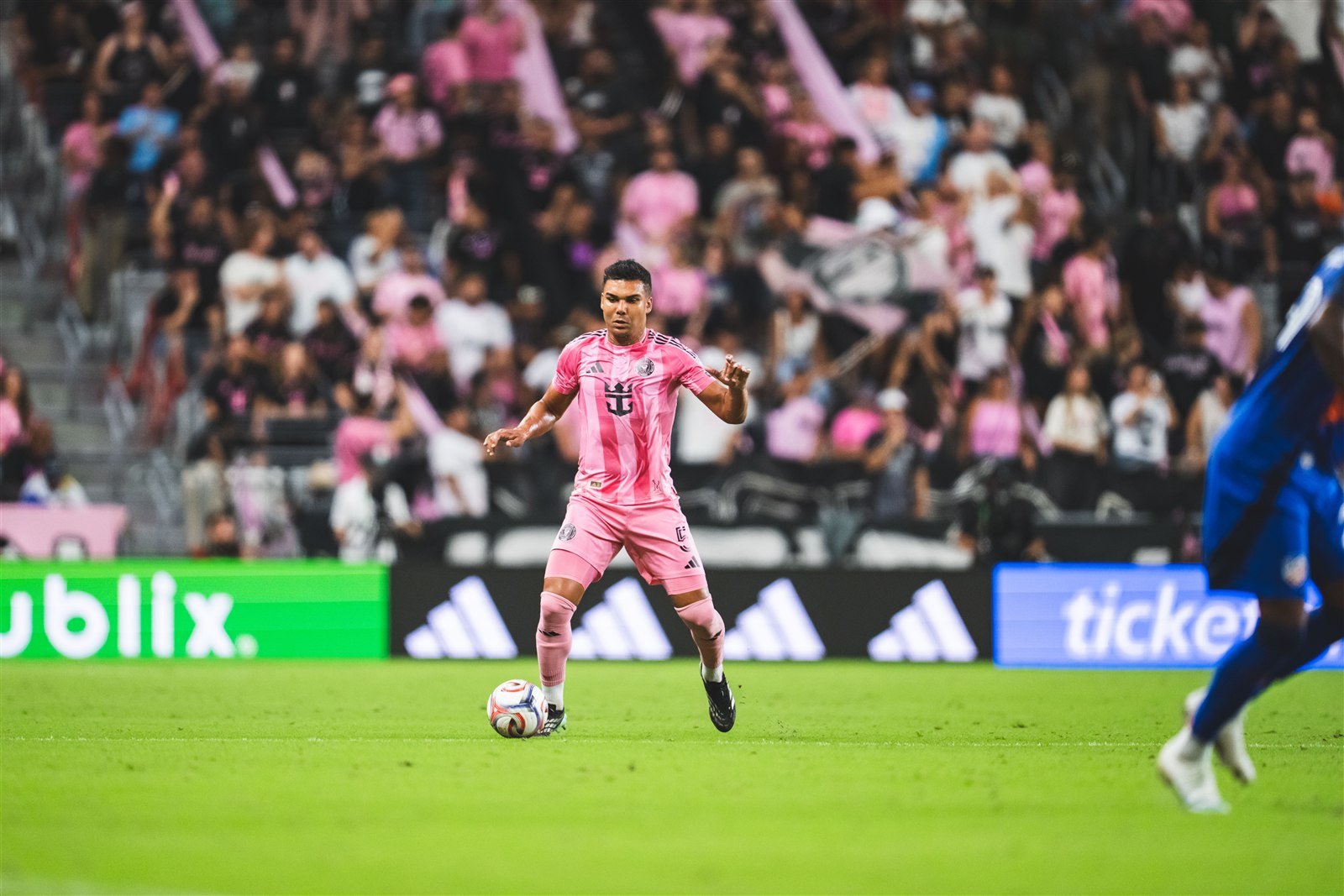 Un jugador del Inter Miami conduce el balón durante el partido ante FC Cincinnati en el Nu Stadium