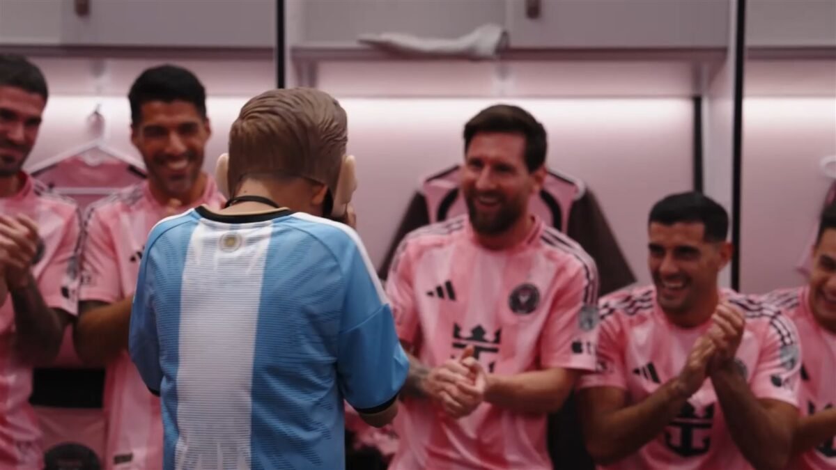 Un niño de la experiencia Make-A-Wish, de espaldas, frente a Lionel Messi, Luis Suárez y otros jugadores del Inter Miami en el vestuario del Nu Stadium