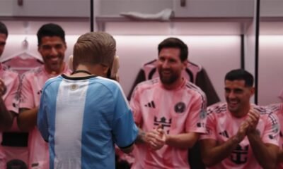Un niño de la experiencia Make-A-Wish, de espaldas, frente a Lionel Messi, Luis Suárez y otros jugadores del Inter Miami en el vestuario del Nu Stadium