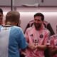 Un niño de la experiencia Make-A-Wish, de espaldas, frente a Lionel Messi, Luis Suárez y otros jugadores del Inter Miami en el vestuario del Nu Stadium