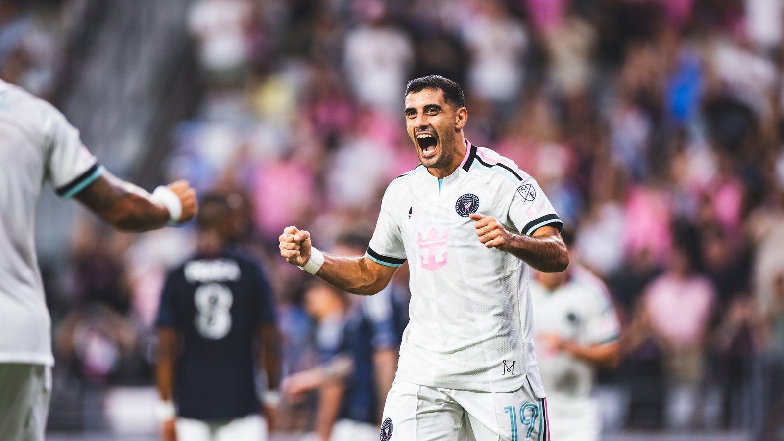 Germán Berterame, del Inter Miami con el número 19, celebra con los puños cerrados y gritando tras su gol ante New York City FC en el Nu Stadium.