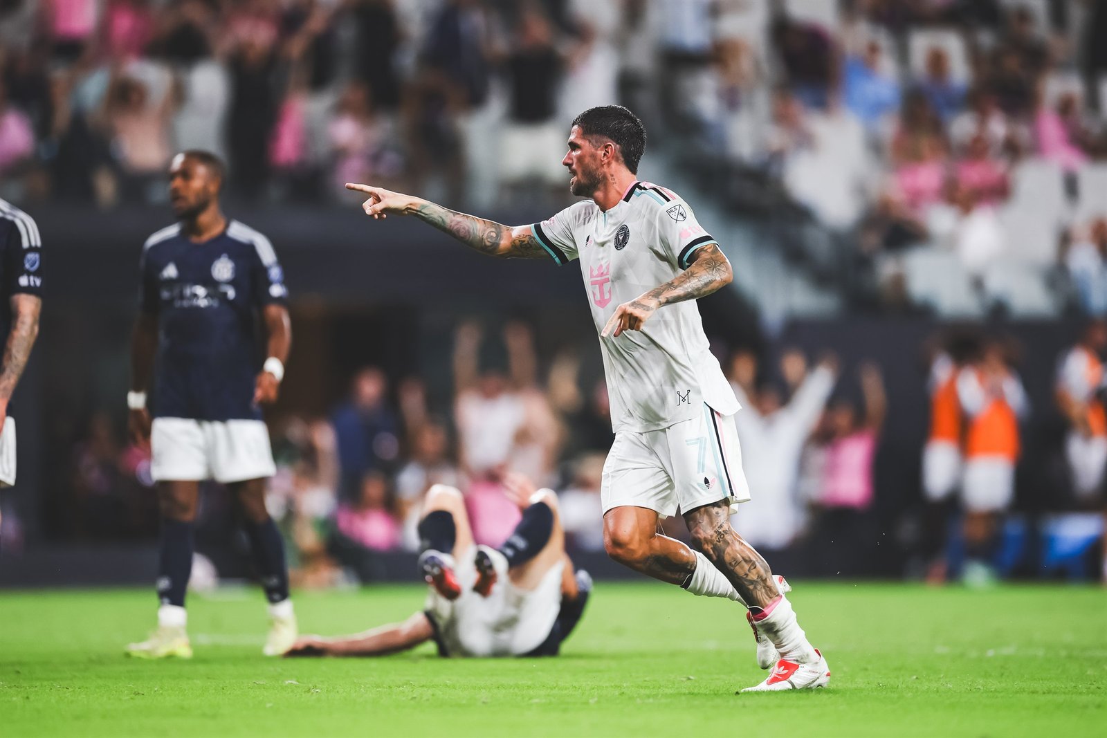 Rodrigo De Paul, con el número 7 del Inter Miami, señala con el dedo mientras festeja un gol ante New York City FC en el Nu Stadium.