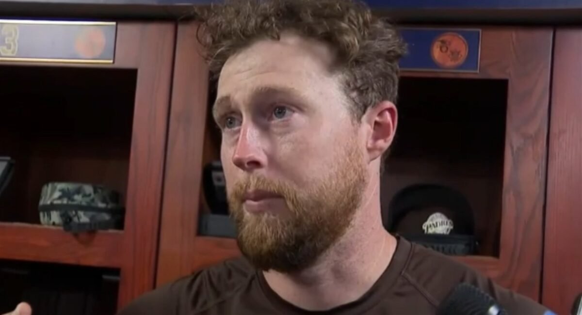 Jake Cronenworth, segunda base de los Padres, durante la entrevista en el vestidor tras la derrota ante Milwaukee.