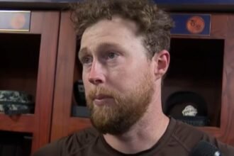 Jake Cronenworth, segunda base de los Padres, durante la entrevista en el vestidor tras la derrota ante Milwaukee.