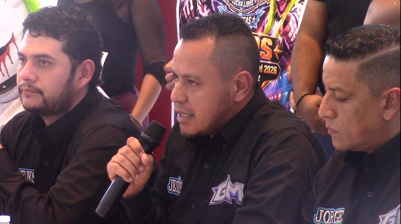 El promotor Jesús García, de GM Lucha Libre Zacatecas, habla en la conferencia de prensa de Guerra de Dinastías