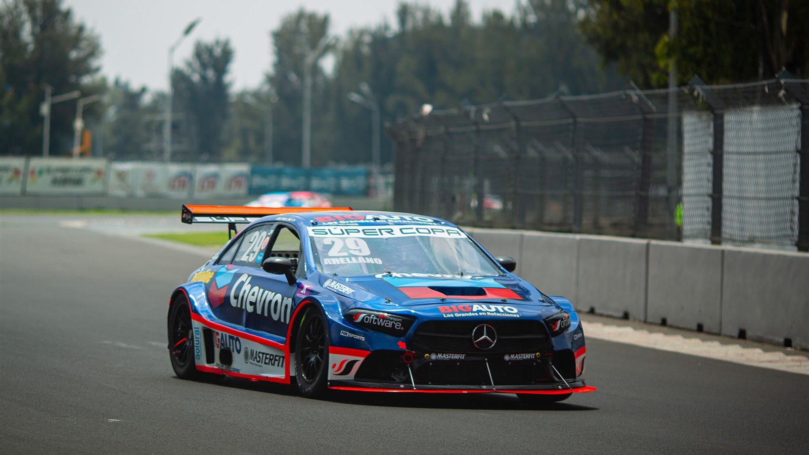 El auto #29 de José Arellano, de Chevron Racing, rueda en el Autódromo Hermanos Rodríguez con la imagen de Chevron y Big Auto