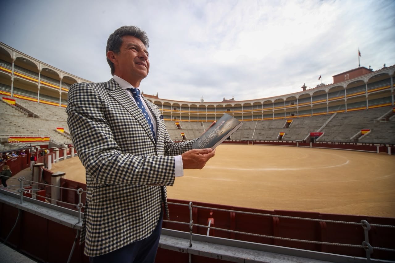 Juan Antonio Hernández, «El Torero Azteca», sostiene un ejemplar de «Ponerse Delante» en un palco de la plaza de toros Las Ventas de Madrid.