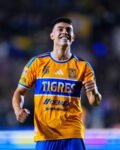 Juan Brunetta, de Tigres, celebra sonriente con los puños cerrados tras uno de sus goles ante Toluca.