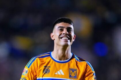 Juan Brunetta, de Tigres, celebra sonriente con los puños cerrados tras uno de sus goles ante Toluca.