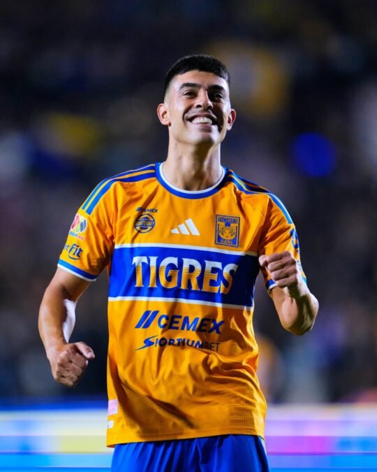 Juan Brunetta, de Tigres, celebra sonriente con los puños cerrados tras uno de sus goles ante Toluca.