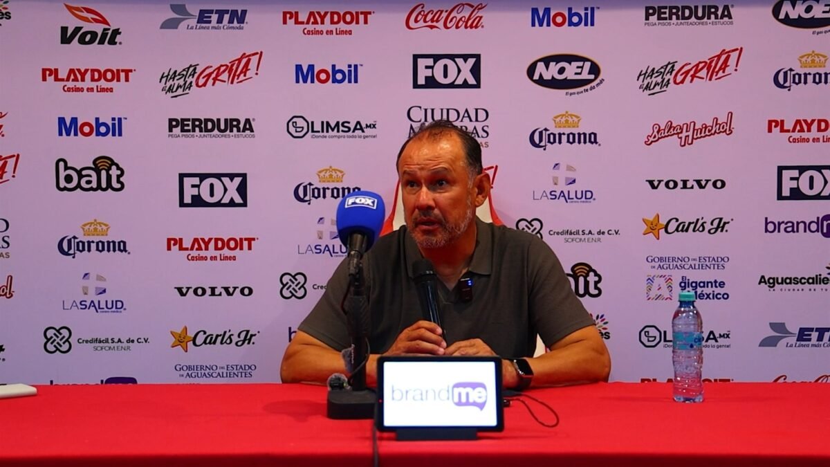 Juan Reynoso, entrenador del Necaxa, habla en la conferencia de prensa posterior a la derrota 0-2 ante el Atlas