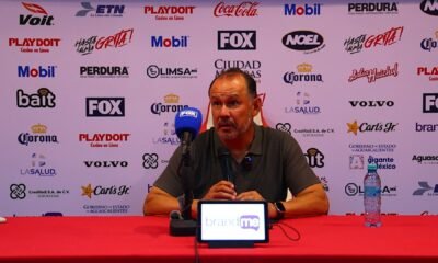 Juan Reynoso, entrenador del Necaxa, habla en la conferencia de prensa posterior a la derrota 0-2 ante el Atlas