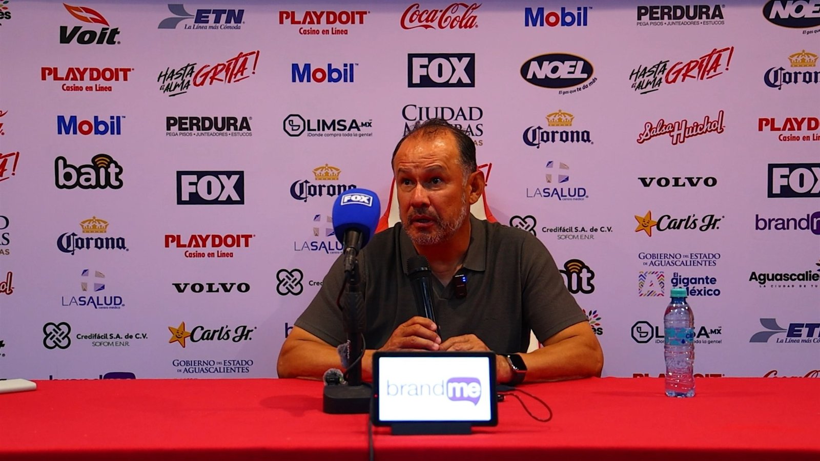 Juan Reynoso, entrenador del Necaxa, habla en la conferencia de prensa posterior a la derrota 0-2 ante el Atlas
