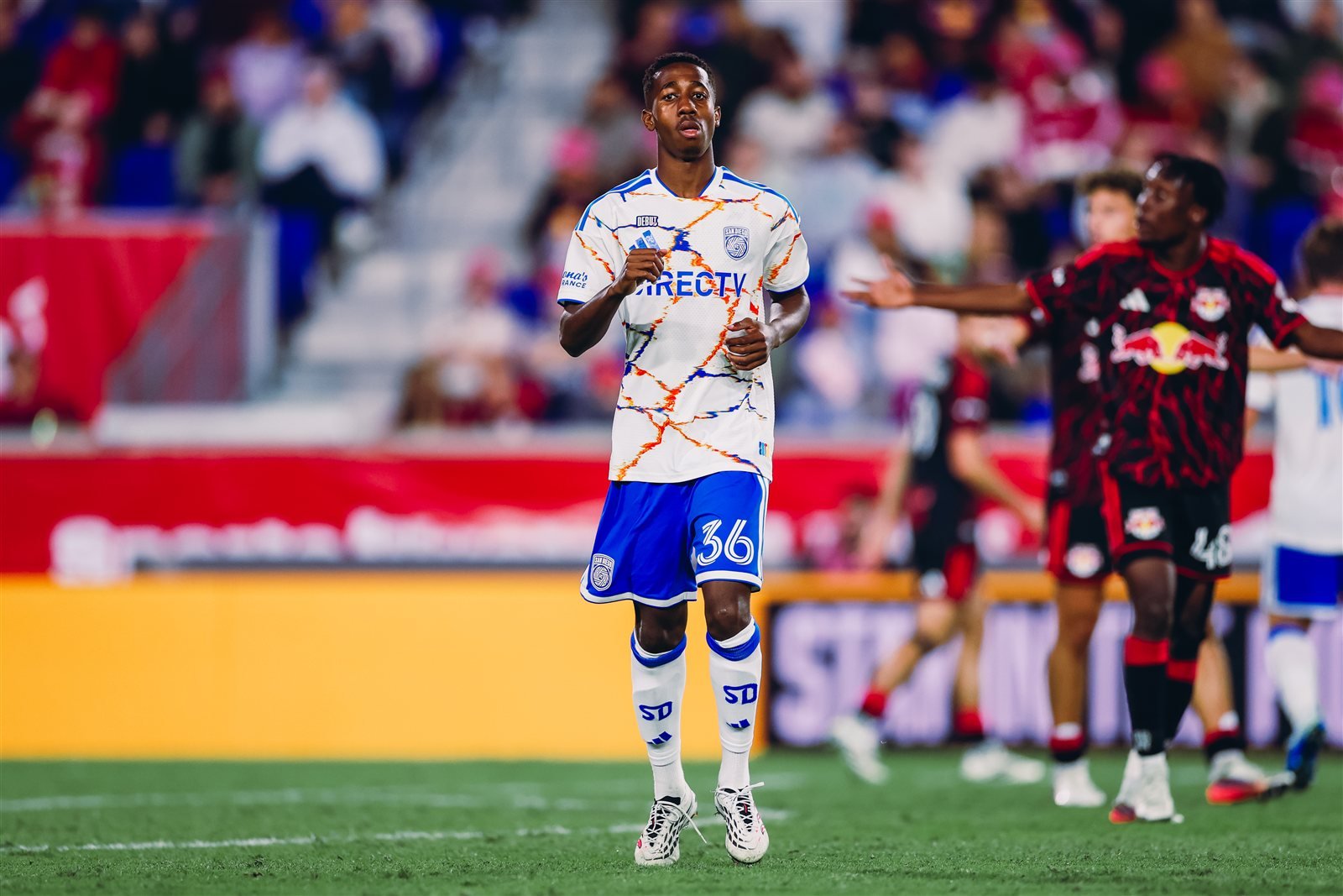 Jugador de San Diego FC con el número 36 y un parche de debut en la playera, en el partido ante New York Red Bulls en el Sports Illustrated Stadium.
