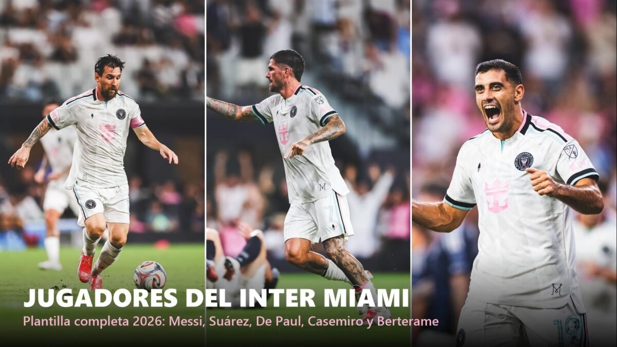 Collage con tres jugadores del Inter Miami con el uniforme blanco: Lionel Messi conduciendo el balón, Rodrigo De Paul señalando tras un gol y Germán Berterame festejando; texto: Jugadores del Inter Miami, plantilla completa 2026.
