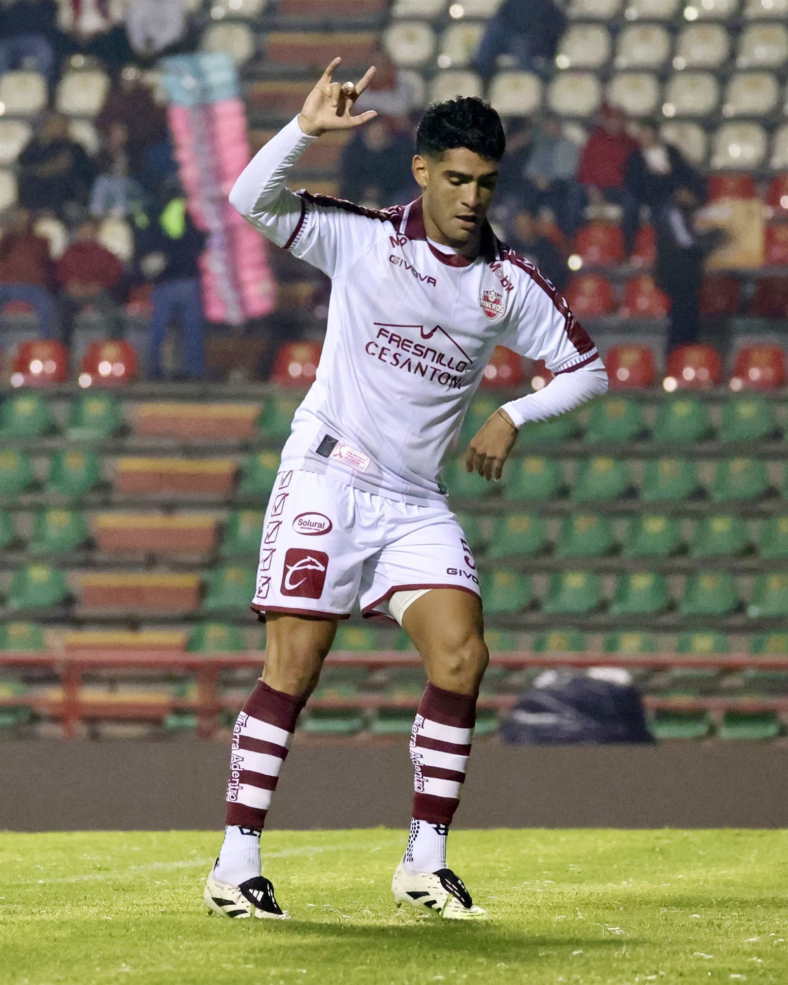 Justing Cano, defensa de Mineros, baila con un gesto de la mano en alto durante su festejo en el Estadio Carlos Vega Villalba.