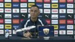 Keylor Navas, capitán de Pumas, en la conferencia de prensa previa al partido ante Cruz Azul, con una maqueta de avión y la tableta del club sobre la mesa.