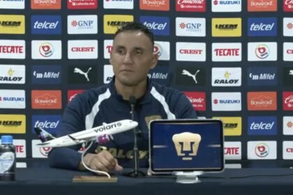 Keylor Navas, capitán de Pumas, en la conferencia de prensa previa al partido ante Cruz Azul, con una maqueta de avión y la tableta del club sobre la mesa.