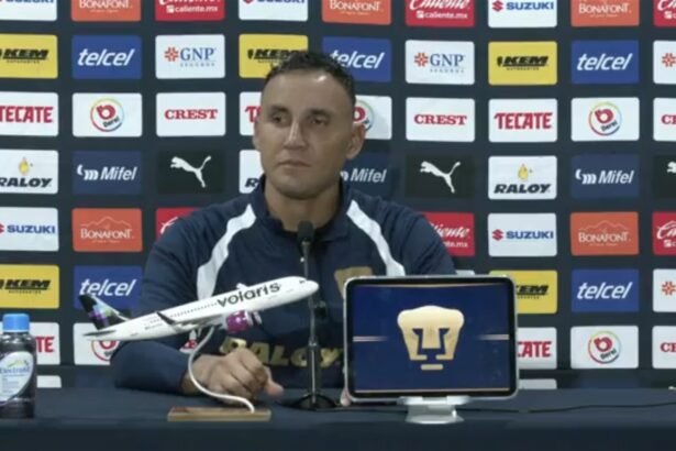 Keylor Navas, capitán de Pumas, en la conferencia de prensa previa al partido ante Cruz Azul, con una maqueta de avión y la tableta del club sobre la mesa.