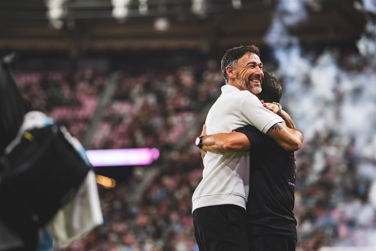 Cristian «Kily» González, técnico de Inter Miami, sonríe y abraza a un integrante de su equipo durante el partido ante D.C. United.