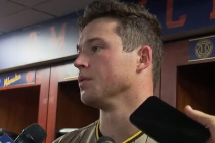 Mason Miller, lanzador de los Padres, durante la entrevista en el vestidor tras la derrota ante Milwaukee.