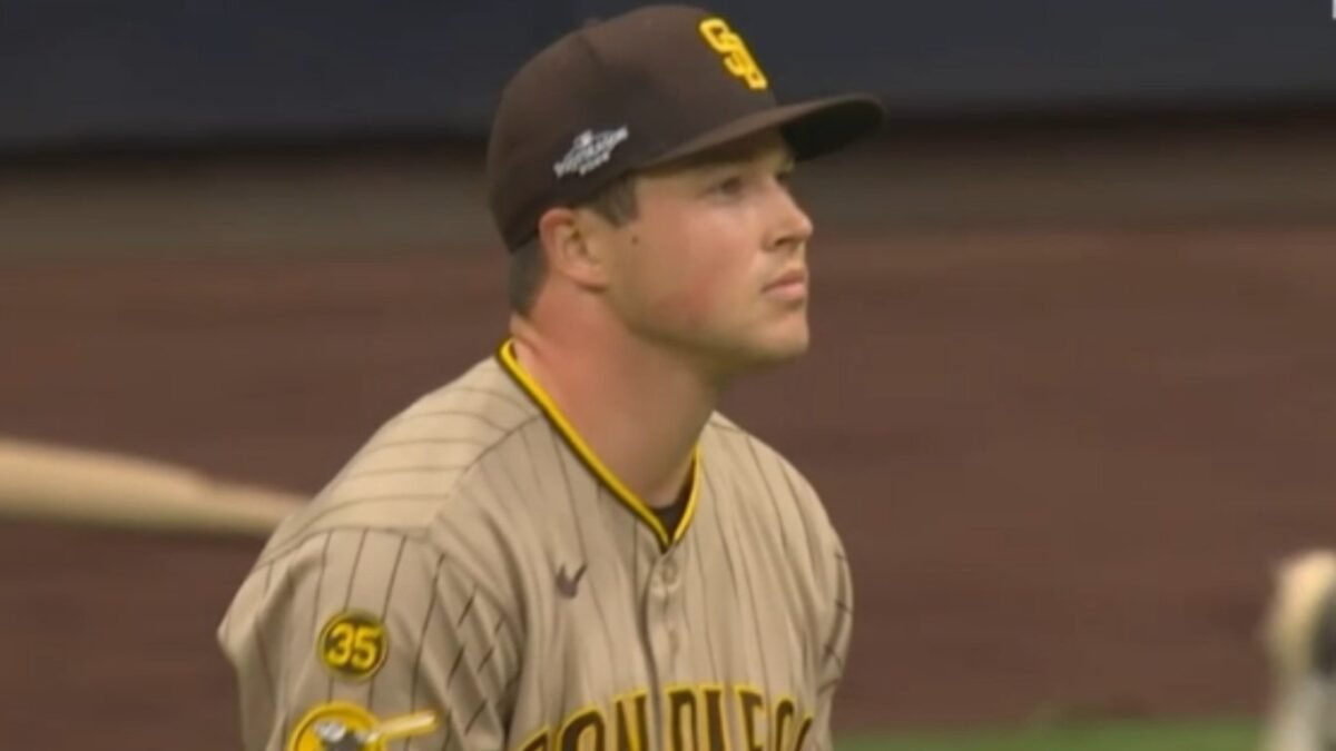 Mason Miller, lanzador de los Padres de San Diego, con gesto serio en el campo tras el salvamento fallido ante Milwaukee.
