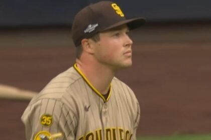 Mason Miller, lanzador de los Padres de San Diego, con gesto serio en el campo tras el salvamento fallido ante Milwaukee.
