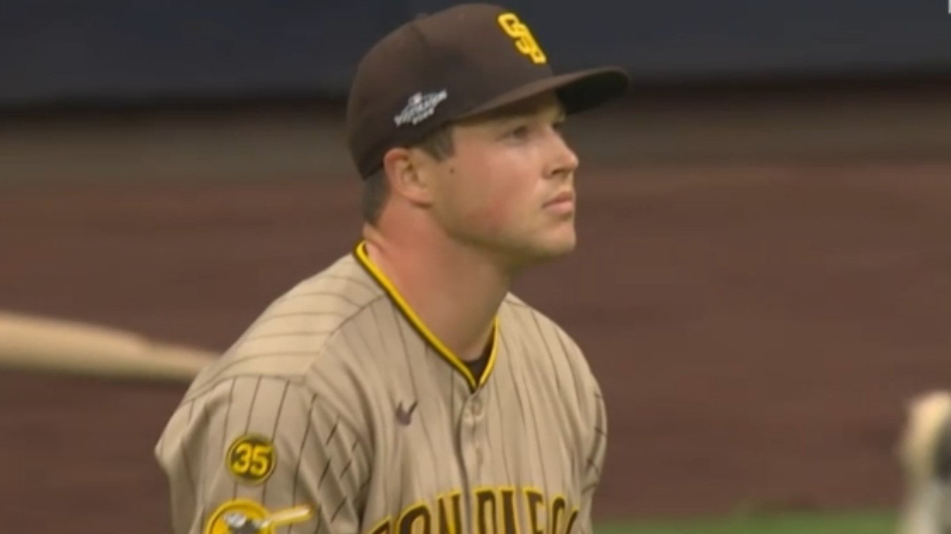 Mason Miller, lanzador de los Padres de San Diego, con gesto serio en el campo tras el salvamento fallido ante Milwaukee.