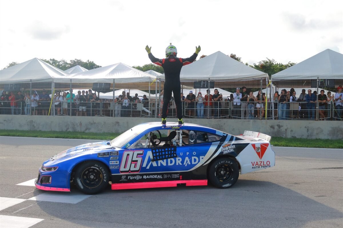 Mateo Girón celebra sobre el auto #05 de Alessandros tras ganar el Gran Premio Yucatán 200 de NASCAR México