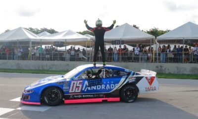 Mateo Girón celebra sobre el auto #05 de Alessandros tras ganar el Gran Premio Yucatán 200 de NASCAR México